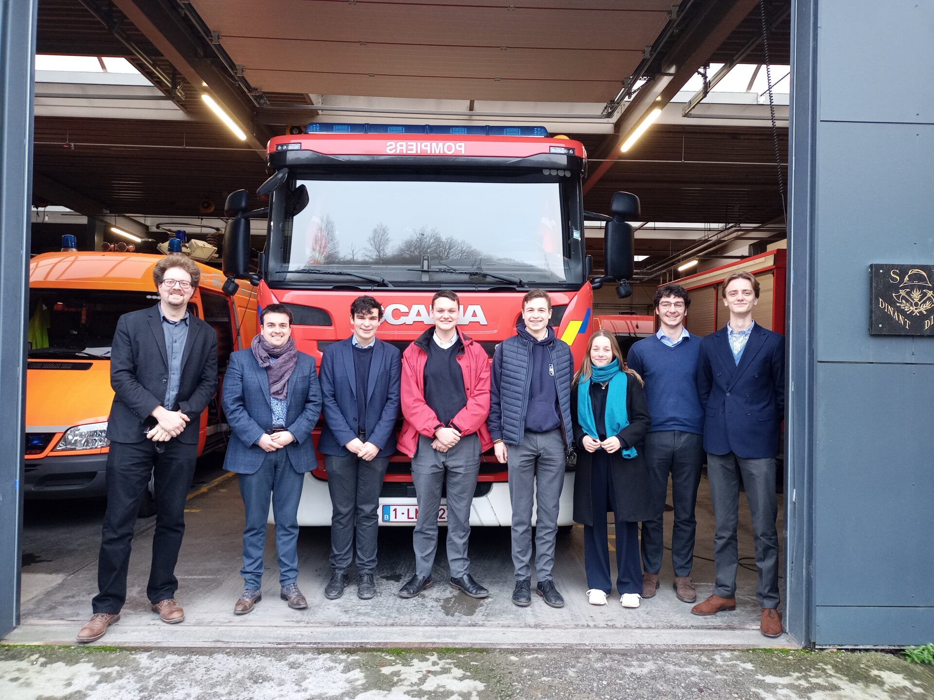 Rencontre avec les pompiers : photo devant un camion d'intervention